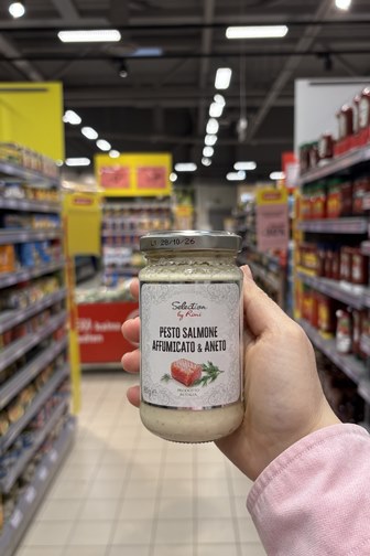 Rūkytos lašišos ir krapų pesto – vienas iš išskirtinių „Rimi“ gaminių, įvertintas už netikėtą skonio koncepciją tarptautiniame konkurse.