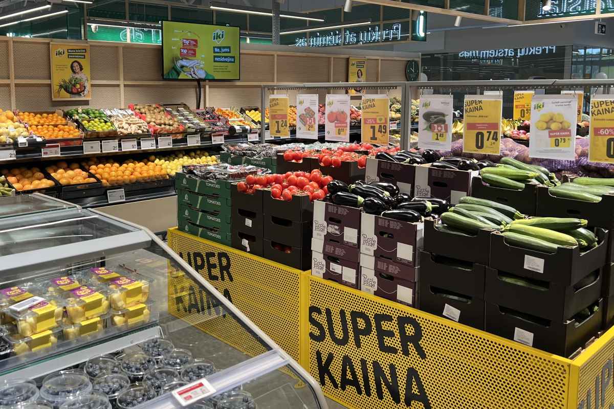 Parduotuvės vaisių ir daržovių skyrius su kainų ženklais.
